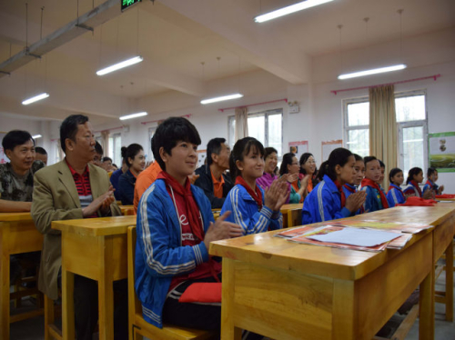 【新华网】新疆:科普活动为贫困县带来望向宇