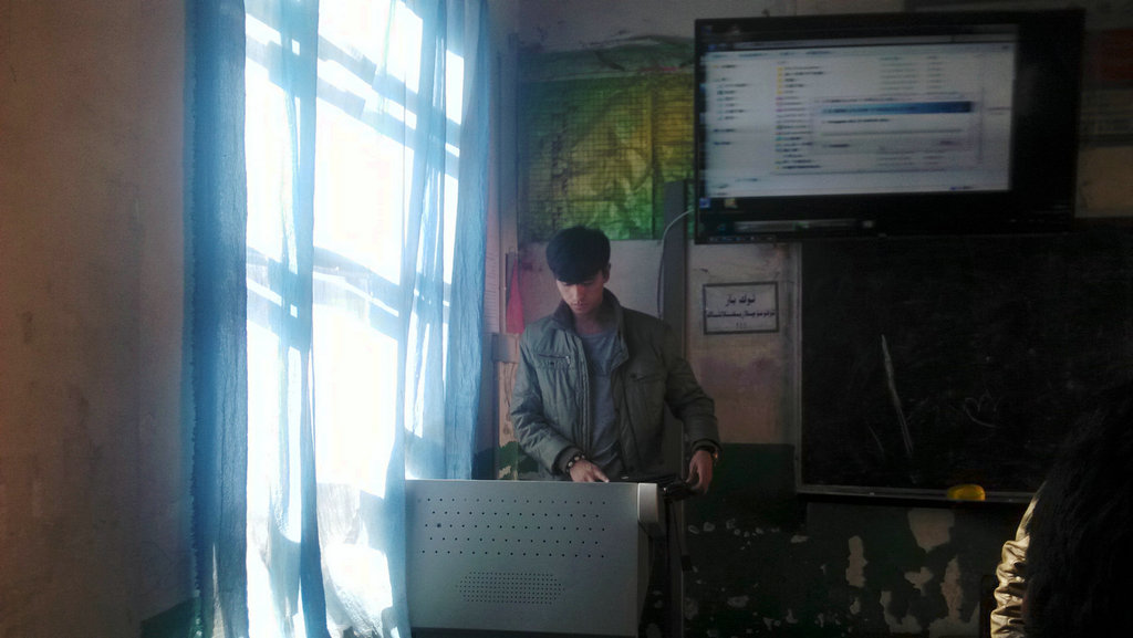新疆理化所在喀尔赛镇小学开展双语教学软件