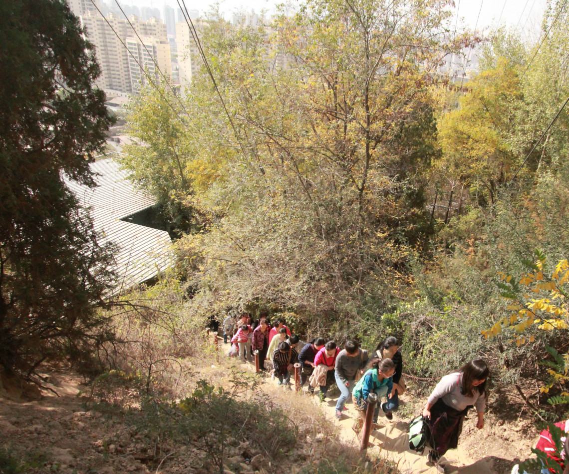 兰州文献中心举行职工秋游主题活动