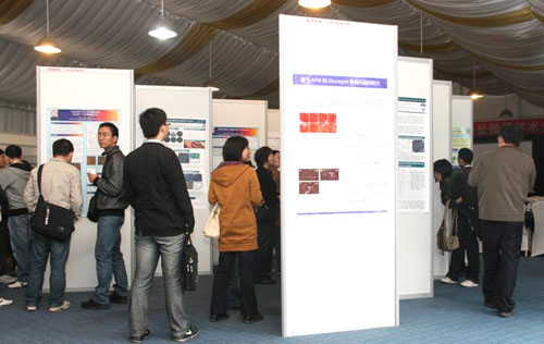 同时张贴了28张会议墙报