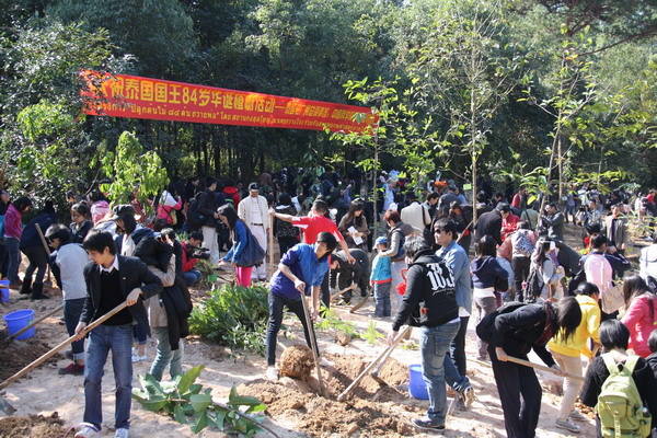 泰国驻广州总领事馆在华南植物园植树庆祝泰王