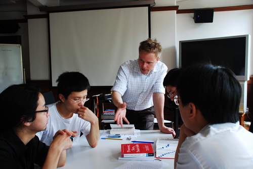 计算生物学所聘请外籍教师教授英语写作课