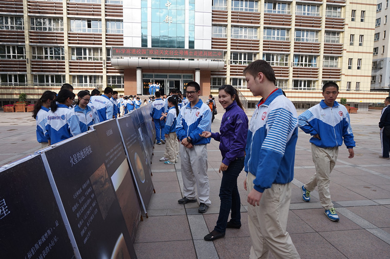 新疆天文台2015年天文科普巡展在兵团二中拉