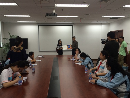 上海巴斯德所为向明初级中学开设职业体验课程