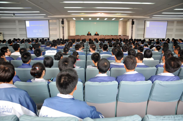 乌鲁木齐天文站客座教授吴鑫基在乌鲁木齐一中