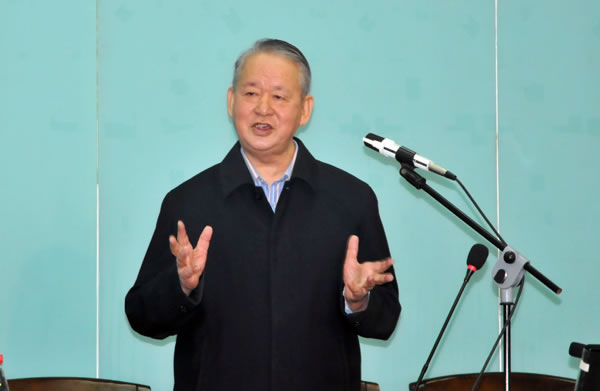 乌鲁木齐天文站客座教授吴鑫基在乌鲁木齐一中