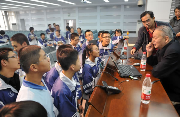 鲁木齐天文站客座教授吴鑫基在乌鲁木齐一中作