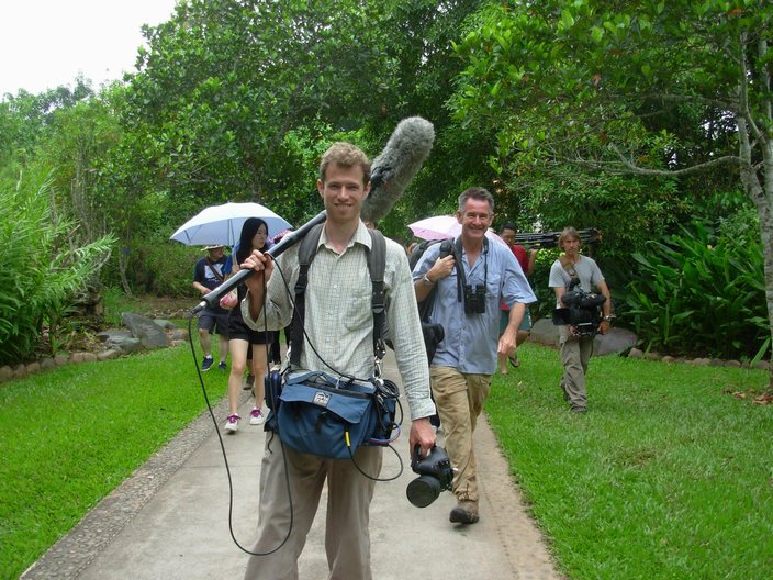 发现频道独立制片人来版纳园拍摄热带鸟类