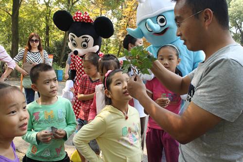 武汉植物园植物学博士带领小朋友认识入侵植物
