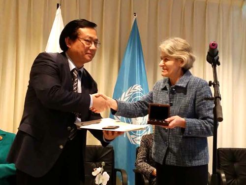 江雷荣获联合国教科文组织纳米科技发展贡献奖