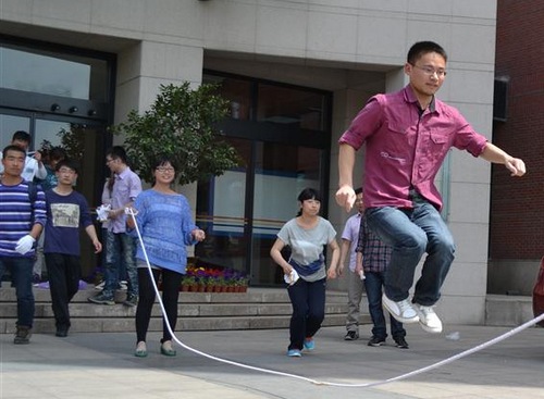 工程热物理研究所举办拔河、跳大绳比赛