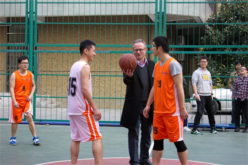 上海巴斯德所举行研究生年级交流篮球赛