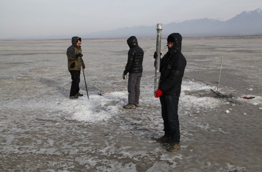 南京地湖所科研人员完成新疆湖泊冰下岩芯采集