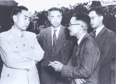 在1956年的十二年科学规划讨论会上，周恩来总理与马大猷（左二）及梁思成、孟昭英亲切交谈。
