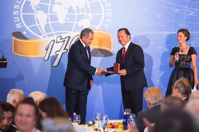 俄罗斯地理学会授予郭华东金质奖章