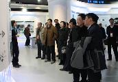 与会代表参观建院60周年展