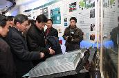 与会代表参观建院60周年展