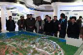 与会代表参观建院60周年展