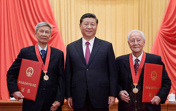 习近平总书记向2019年度国家最高科学技术奖获得者颁奖
