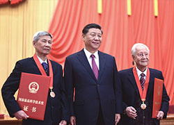 习近平总书记向获得2019年度<br>国家最高科学技术奖获得者颁奖