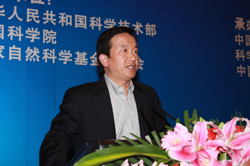 微软亚洲研究院常务副院长赵峰作报告