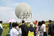 公众参观天马望远镜