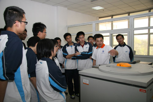 学生参观金属所化学分析实验室