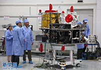 量子卫星副总设计师周依林（左三）与工作人员