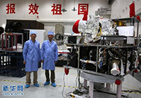 量子卫星总设计师朱振才（左）与副总工程师周依林