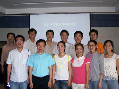 赖仞研究员（前排左二）与研究生合影
