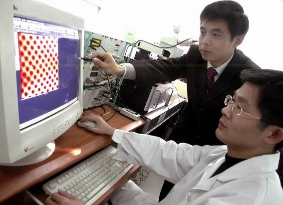 中科院化学所宋延林研究员（图左）与上海有机所丁奎岭研究员、物理所高鸿钧研究员等合作在超高密度信息存储材料研究领域取得新的进展
