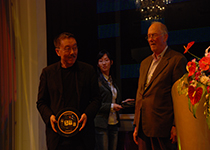 2008年物诺奖物理学家ChalesTowns为南仁东颁发纪念奖章