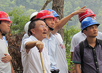 2011年大窝凼现场，南仁东与施工人员交流