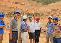 2012年台址开挖现场，南仁东与施工人员交流