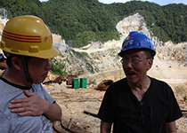 2013年大窝凼施工现场，南仁东与施工单位人员交流