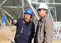 2014年大窝凼施工现场，南仁东与施工单位人员交流