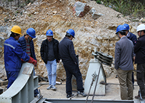 2014年大窝凼施工现场，南仁东与工程技术人员检查1h托运装置的工装
