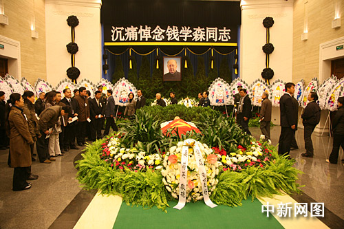 11月6日，“中国航天之父”钱学森的追悼会在北京八宝山举行。图为各界群众在八宝山的灵堂内向钱学森的遗体告别。