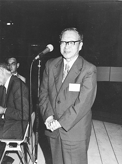 1984年8月王大珩在法国召开的第16届国际高速摄影与光子学会议上致辞。（资料照片）