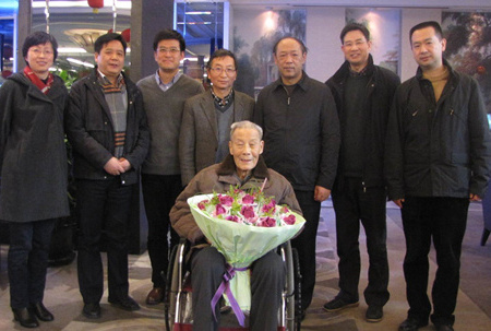 2015年，上海硅酸盐所领导庆祝严东生院士九十七华诞