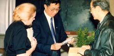 1991年，严东生与丁肇中教授、苏黎世高能物理所所长 Hofer教授交流