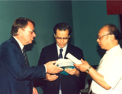1988年，严东生在中德双边会议上与同行交流