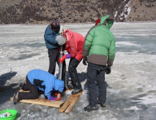 爱你不止两三米——科研人员冬季在青藏高原海拔4000多米的冰湖考察采样