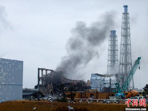 3月21日，东京电力公司公布的福岛第一核电站3号反应堆冒烟照片。
