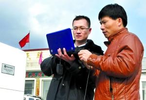 3月27日，技术人员在黑龙江东宁县老黑山镇移动辐射监测点调取电离室数据。新华社记者 刘景洋 摄