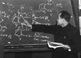 1955年12月，学部委员汪猷在全国抗生素学术会议上作报告。