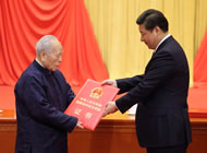 习近平向获得2013年度国家最高科学技术奖的中国科学院院士程开甲颁奖
