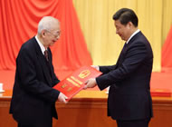 习近平向获得2013年度国家最高科学技术奖的中国科学院院士张存浩颁奖.jpg