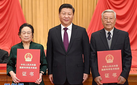 习近平主席向赵忠贤院士（右）和屠呦呦研究员（左）颁奖