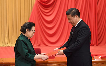 习近平主席向屠呦呦研究员颁奖